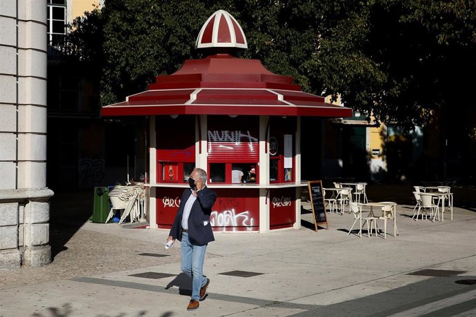 Un hombre con mascarilla en Lisboa