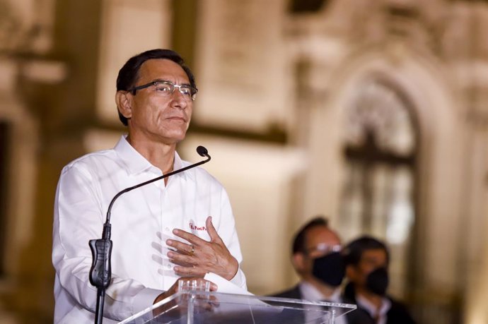 HANDOUT - 10 November 2020, Peru, Lima: Former President of Peru Martin Vizcarra speaks during a press conference in front of the Presidential Palace after lawmakers voted to impeach him on Monday. Photo: -/Presidency of Peru/dpa - ACHTUNG: Nur zur reda