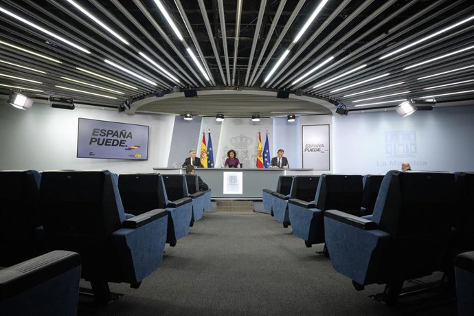 (I-D) El ministro del Interior, Fernando Grande-Marlaska; la ministra portavoz y de Hacienda, María Jesús Montero; y el ministro de Ciencia e Innovación, Pedro Duque, durante una rueda de prensa para informar de los acuerdos adoptados en el Consejo de M