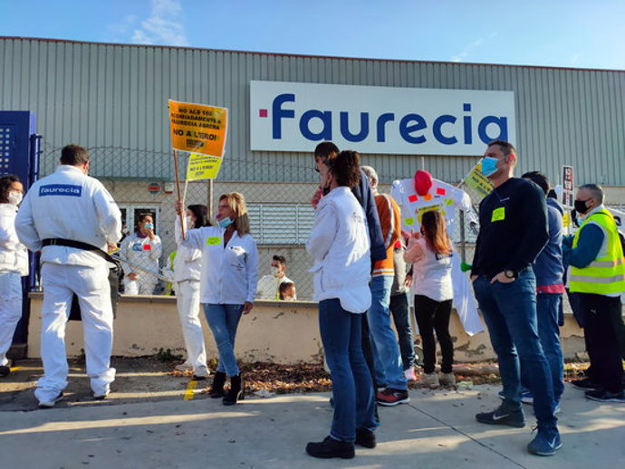 Imatge de treballadors concentrats davant la planta de Faurecia a Abrera el 10 de novembre de 2020. (Horitzontal)