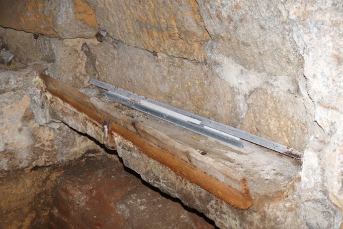 Pla mitj de l'abeurador del segle XVIII que s'ha trobat al mur septentrional del Frum Provincial. Foto del 10 de novembre del 2020 (Horitzontal).