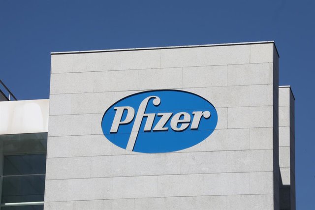 Logo de Pfizer a l'edifici dels laboratoris a Madrid (Espanya), 10 de setembre del 2020. 