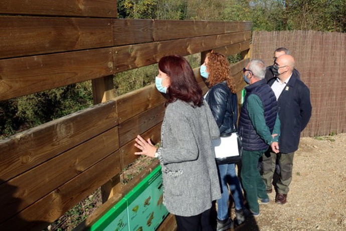 L'alcaldessa de Girona, el propietari de la finca i la presidenta del Consorci del Ter mirant la bassa des de l'aguait aquest 10 de novembre del 2020 (Horitzontal)