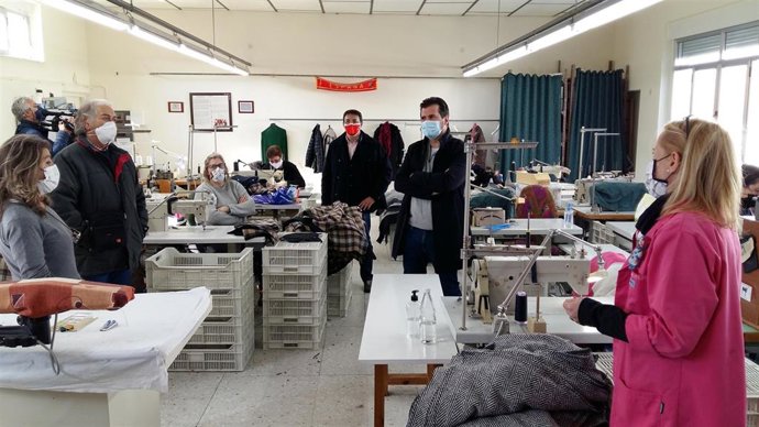 Luis Tudanca (C) en su visita  Macotera.