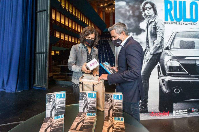 Pablo Zuloaga y Rulo durante la presentación del libro 'Tres acordes y la verdad0