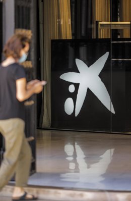Logo de Caixabank en el edificio de la sede de Caixabank, en Valencia.