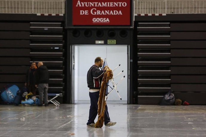 LLegada de  personas sin hogar al intererior del Palacio de deportes. Ganada a 27 de marzo del 2020