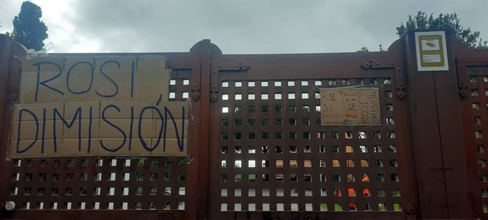 Concentración de protesta en la que se pide la dimisión de la rectora de la ULL, Rosa Aguilar