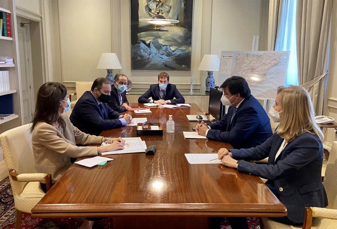 El alcalde de Huelva, Gabriel Cruz, y la subdelegada del Gobierno en Huelva, Manuela Parralo, durante la reunión con el ministro de Transportes, Movilidad y Agenda Urbana, José Luis Ábalos.