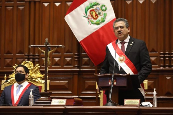 Manuel Merino toma posesión como presidente de Perú