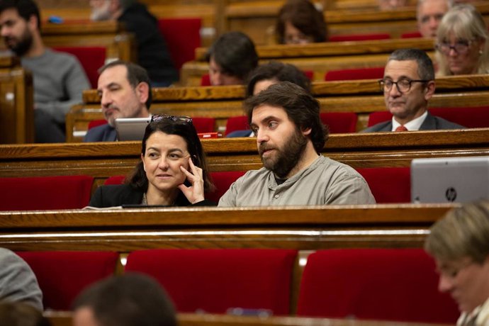 La portavoz del Grupo Socialista (PSC-PSOE) en el Parlamento de Cataluña, Eva Granados, y el diputado del PSC-PSOE Ferran Pedret, durante la celebración de la segunda sesión plenaria en el Parlament, en Barcelona (España), a 12 de diciembre de 2019.