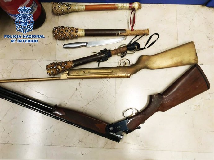 Escopetas y mazas requisadas un familia con las que amenazaban a otra en una calle del madrileño distrito de Carabanchel