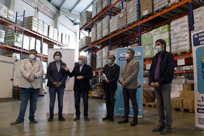 Pla obert de representants institucionals lleidatans i del Banc dels Aliments de Lleida, durant la presentació del Gran Recapte. Imatge del 10 de novembre de 2020. (Horitzontal)