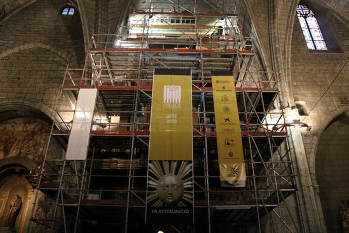 Pla obert de la bastida que s'ha muntat davant de l'orgue de la Catedral de Solsona. 10 de novembre de 2020. (Horitzontal)