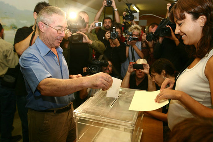 Un home vota a la consulta popular sobre la independncia d'Arenys de Munt, el 2009 (horitzontal)