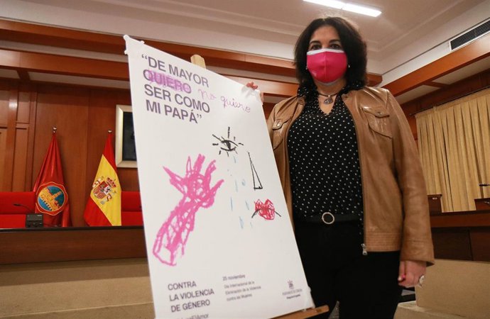 La delegada de Igualdad del Ayuntamiento de Córdoba, Eva Timoteo, en la presentación de la campaña por el 25N.