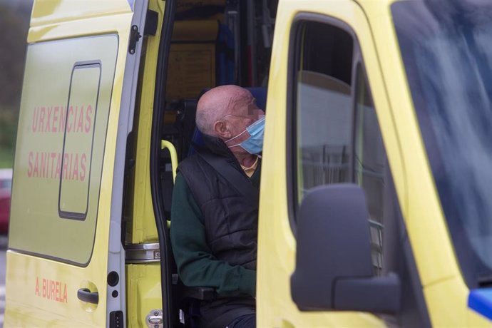 Un anciano permanece dentro de una ambulancia tras ser trasladado de una residencia de ancianos