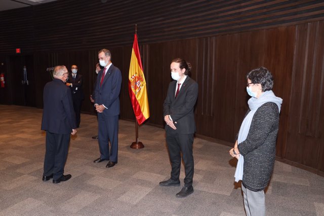 El Rey Felipe VI junto a representantes de la colectividad española durante su visita a Bolivia para asistir a la toma de posesión de su nuevo presidente, Luis Arce, en La Paz (Bolivia), a 8 de noviembre de 2020. Para esta visita, Felipe VI ha estado acom