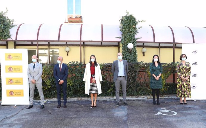 Su Majestad la Reina con los miembros del Real Patronato sobre Discapacidad.