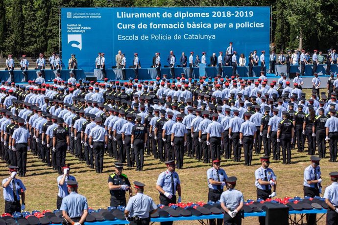 Los 804 agentes -454 nuevos Mossos d'Esquadra y 350 policías locales- (ISPC), durante el  acto de graduación en el Institut de Seguretat Pública de Catalunya en Mollet del Valls (Barcelona).