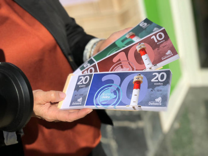Pla detall de l'EuroDelta, la moneda social que ajudar a dinamitzar el comer municipal de Deltebre. Imatge del 10 de novembre del 2020 (horitzontal)