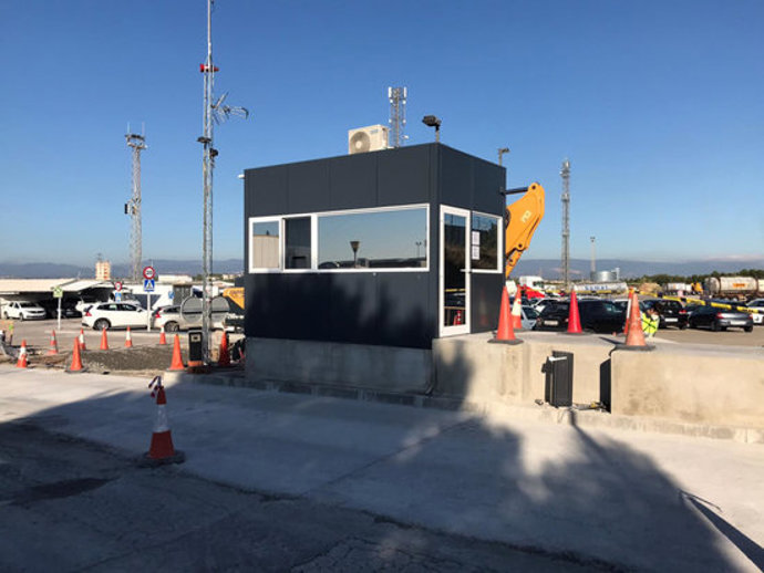 Pla general dels treballs de millora en les installacions de l'aparcament de vehicles pesants de mercaderies perilloses del polígon Riuclar, a Tarragona. Imatge del 10 de novembre del 2020. (Horitzontal)