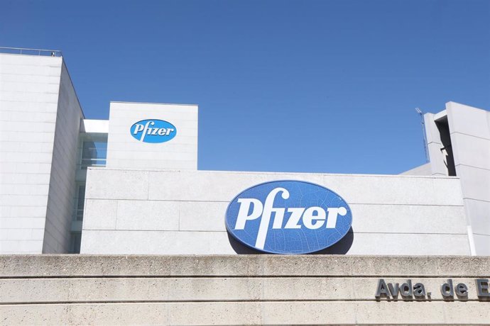 Logo de Pfizer en el edificio de los laboratorios de la marca en Madrid (España), a 2020.