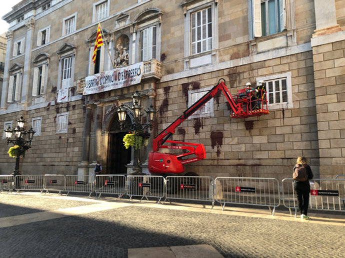 Pla general dels treballs de neteja de les pintades al Palau de la Generalitat. Imatges del 10 de novembre del 2020. (Horitzontal)