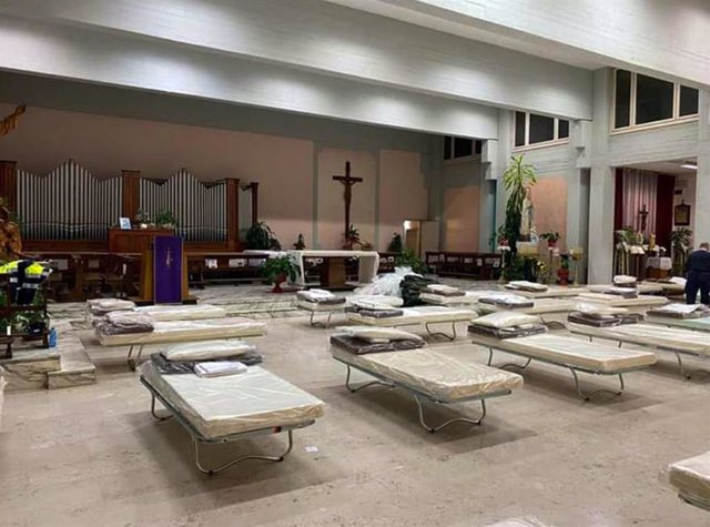 Camas instaladas en la iglesia de un hospital en la provincia de Turín