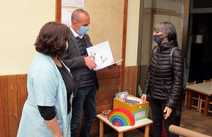 L'alcalde de Lleida, Miquel Pueyo, i la regidoria d'Educació, Cooperació, Drets Civils i Feminismes, Sandra Castro, durant la visita a l'Escola Bressol Gargot, al barri Universitat. Imatge del 10 de novembre de 2020. (Horitzontal)