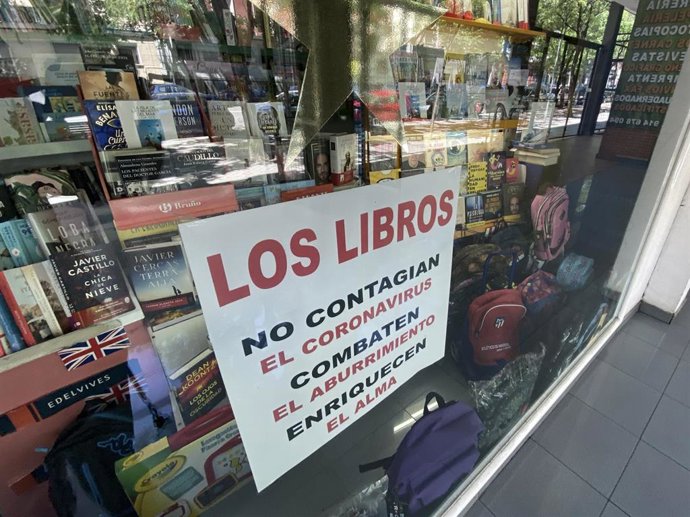 Cristalera de una librería, foto de archivo