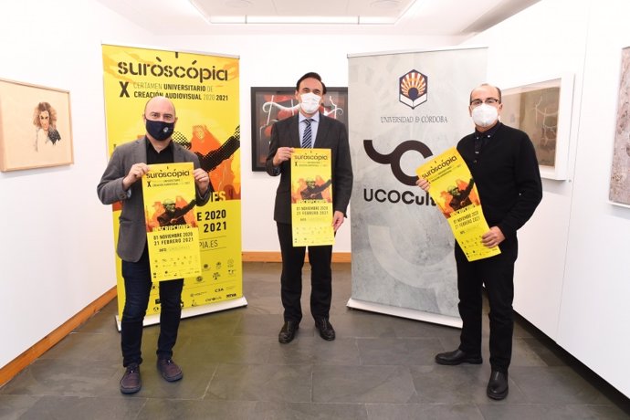 (De izda. A dcha.) Luis Medina, José Carlos Gómez Villamandos y José Álvarez posan con el cartel anunciador de la nueva edición de Suroscopia