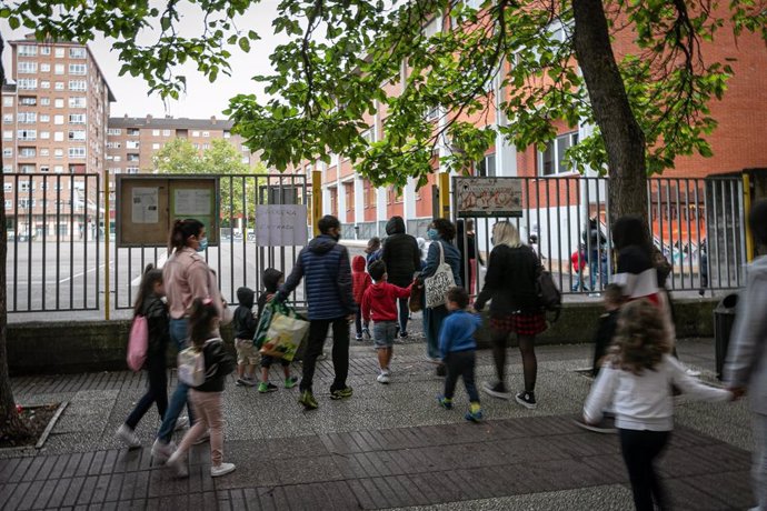 Padres y alumnos a las puertas del  CEIP Umandi en el primer día del curso escolar 2020-2021, en Vitoria-Gasteiz