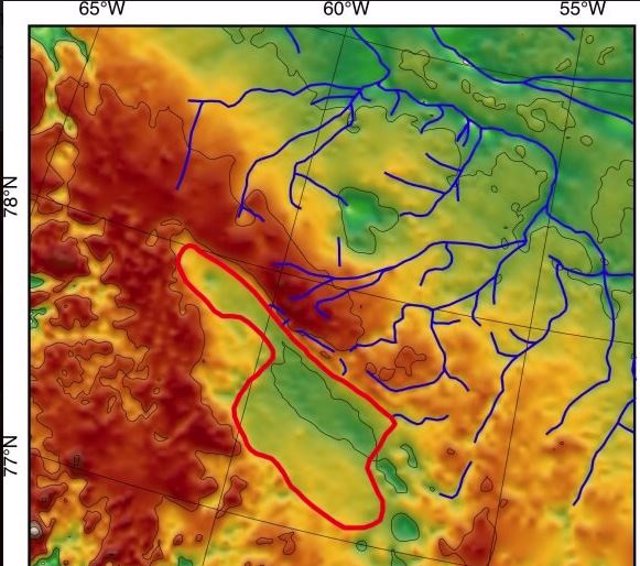 Utilizando instrumentos geofísicos, los científicos han trazado un mapa de una enorme cuenca lacustre antigua bajo el hielo en Groenlandia. El área aparece delimitada en rojo. Y en azul corrientes tributarias.