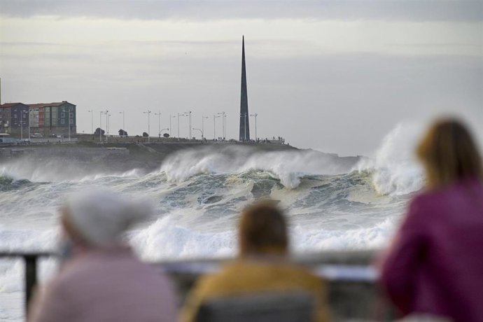 Olas superiores a 8 metros en Playas de Riazor y Orzán, en A Coruña, Galicia (España), a 28 de octubre de 2020. 