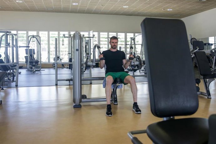 Un hombre entrena en la Sala Sala Fitness del polideportivo municipal Carlos Ruiz de Pozuelo de Alarcón (Madrid) durante su segundo día de apertura tras el parón por el coronavirus y después de establecer las medidas de seguridad necesariqs