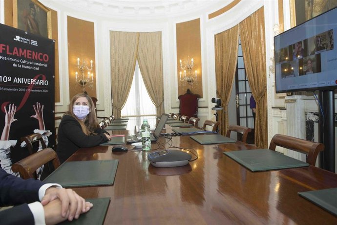 Irene García reunida con las peñas flamencas