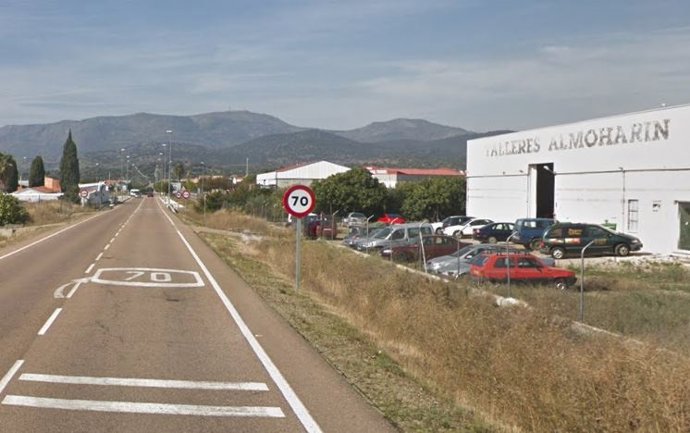 Carretera Ex-206 a la entrada en Almoharín.