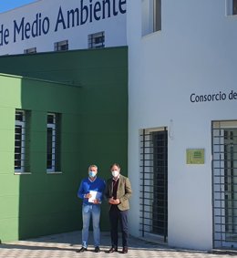 Los populares tras entregar su escrito