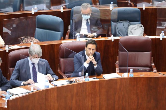 El consejero de Políticas Sociales, Igualdad, Familias y Natalidad de la Comunidad de Madrid, Javier Luengo (c), durante una sesión plenaria en la Asamblea de Madrid (España), a 15 de octubre de 2020. El Gobierno de Madrid responderá hoy, entre otras cu