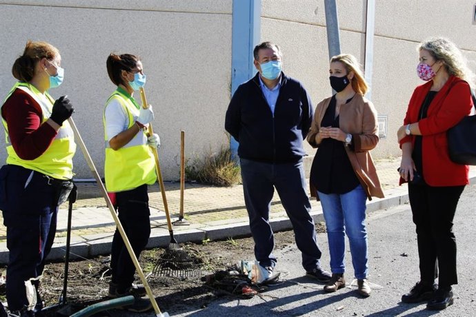 La alcaldesa de Alcalá de Guadaíra (Sevilla), Ana Isabel Jiménez, acompañada de los delegados de Servicios  Urbanos y de Empleo.