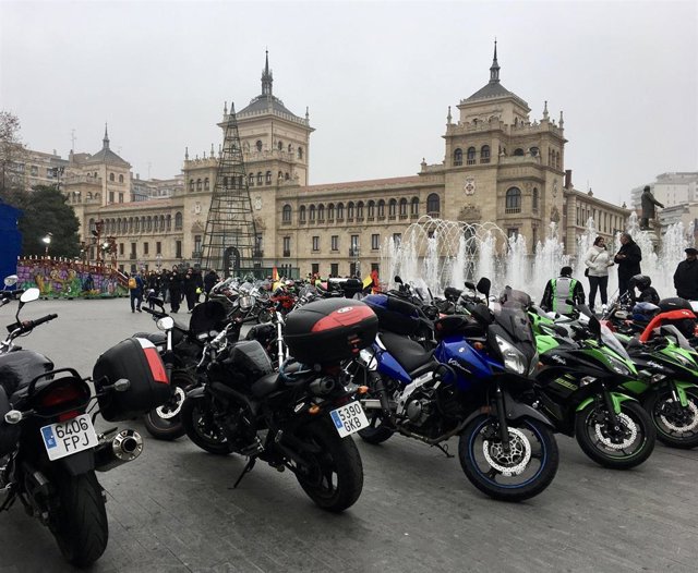 Imagen de archivo de motos aparcadas en la Plaza Zorrilla de Valladolid  tras el desfile de banderas de Pingüinos