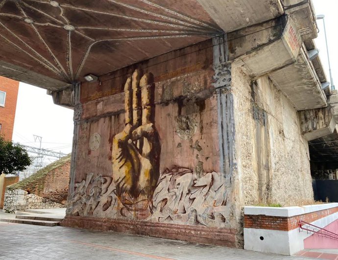 Mural en uno de los pilares del vial de tráfico del paseo Arco de Ladrillo de Valladolid.