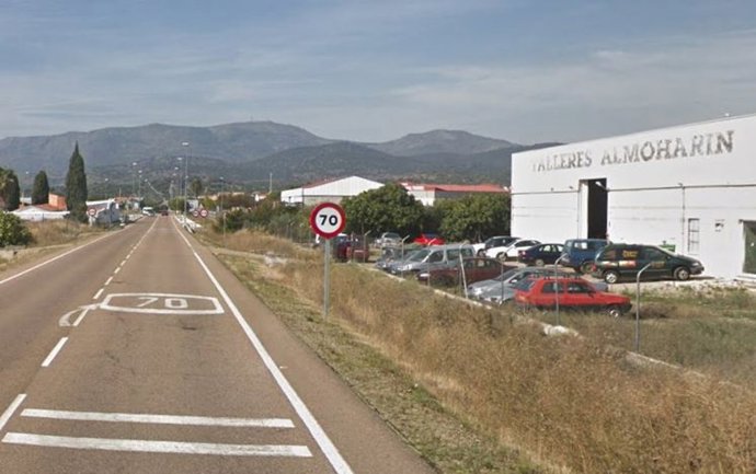 Carretera Ex-206 a la entrada en Almoharín.