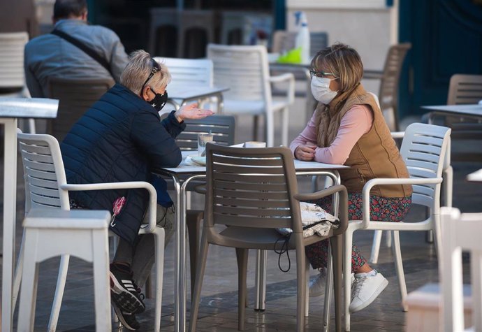 Consumidores de terrazas, bares y cafeterías de Málaga portan sus mascarillas ante la obligatoriedad  por parte de la Junta de Andalucía de ponérselas  mientras no se esté consumiendo. Málaga a 26 de octubre 2020