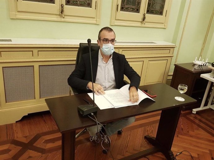 El conseller de Transición Energética y Sectores Productivos, Juan Pedro Yllanes, durante la Comisión de Hacienda y Prespuestos.