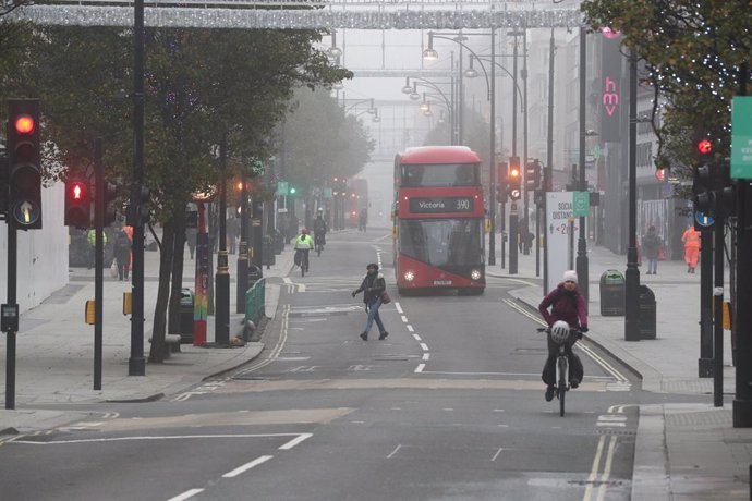 05 November 2020, England, London: A few people walk at Oxford Street which is usually so crowded at the start of a four-week national lockdown for England. Photo: Jonathan Brady/PA Wire/dpa