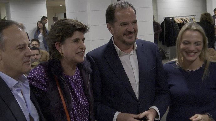 Carlos Iturgaiz con María San Gil y Raquel González.