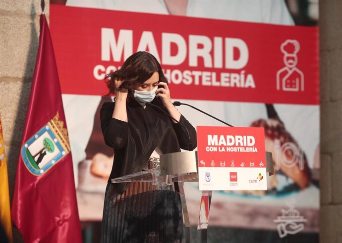 La presidenta de la Comunidad de Madrid, Isabel Díaz Ayuso, se quita la mascarilla para intervenir durante un acto de reconocimiento al sector de la hostelería madrileña, en la Real Casa de Correos, Madrid (España), a 6 de noviembre de 2020.