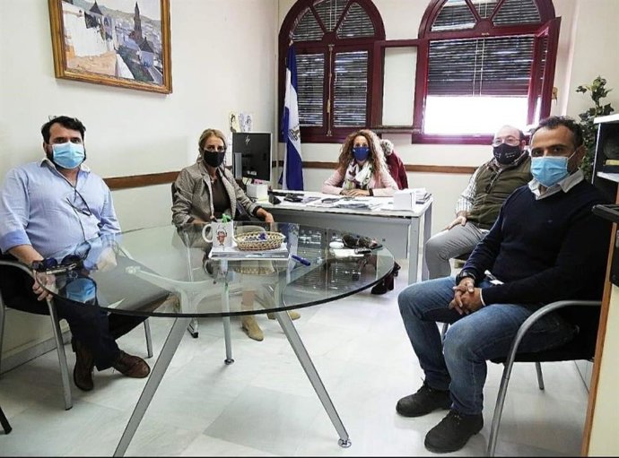 Las ediles de Ciudadanos de Alcalá de Guadaíra Rosa Carro y María José Morilla en una de las reuniones periódicas con los representantes de la hostelería y del comercio local.